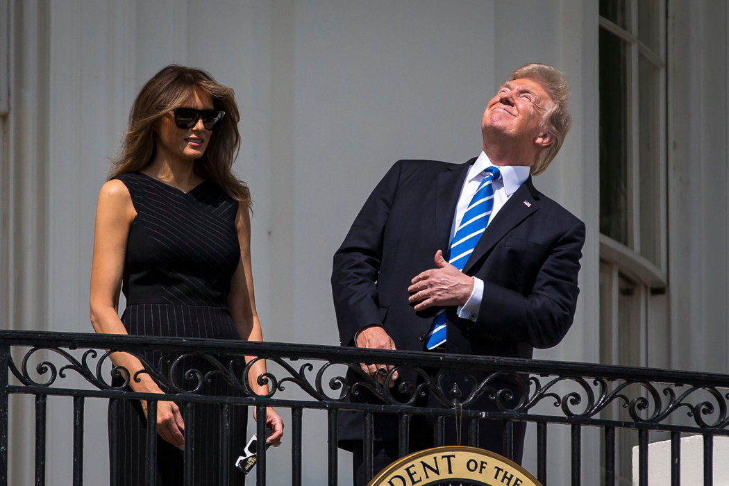 特朗普不戴眼镜看日食