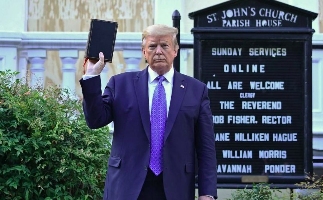 特朗普手持圣经